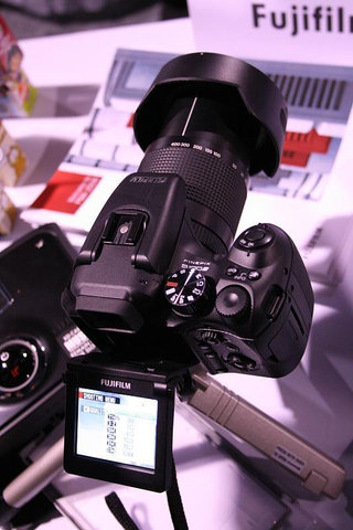 Illustration for article titled Hands On Fujifilm S100FS Faux DSLR: Why?